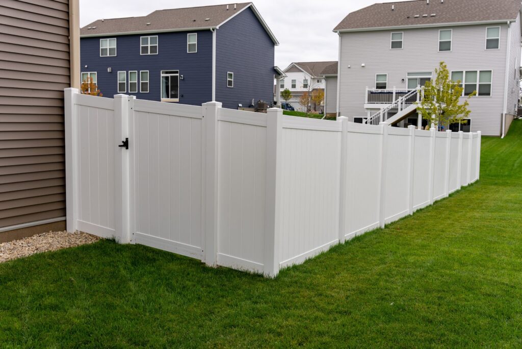 residential vinyl fence contractors serving Grand Forks ND and East Grand Forks MN