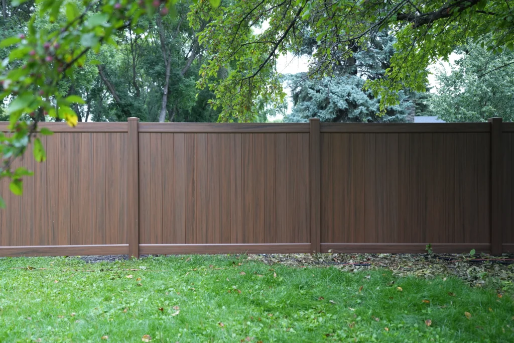 Professional vinyl fencing company in Grand Forks North Dakota