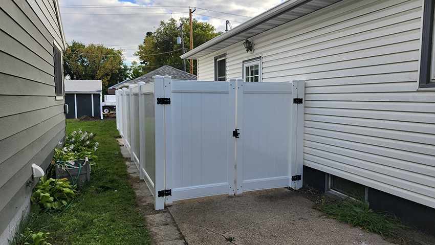 Vinyl fence contractors serving East Grand Forks MN